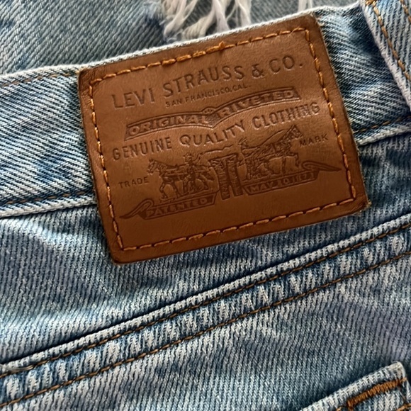 Levi’s Premium Wedgie Size 32 Distressed Light Wash Button Fly Jeans - Picture 6 of 8